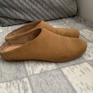 Poppy Barley Cabin Shoe in sand suede